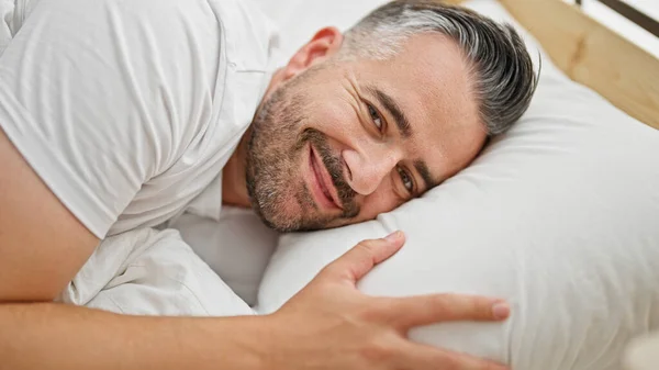 Grauhaariger Mann Lächelt Selbstbewusst Auf Bett Schlafzimmer Liegend — Stockfoto