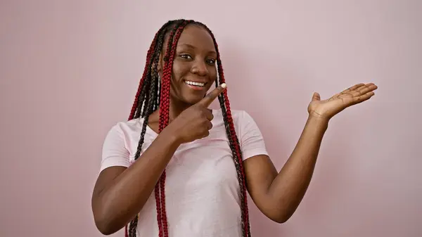 Vreugdevolle Afrikaanse Amerikaanse Vrouw Vol Vertrouwen Presenteren Wijzen Naar Zijkant — Stockfoto