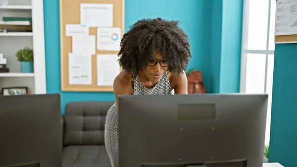 Afrikaans Amerikaanse Vrouw Zakenman Met Behulp Van Computer Glimlachen Het — Stockfoto