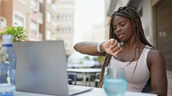 Mujer Afroamericana Usando Laptop Mirando Reloj Terraza Cafetería — Foto de Stock