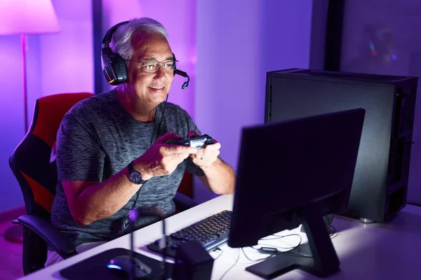Grauhaariger Mann Mittleren Alters Spielt Videospiel Mit Steuerknüppel Spielhalle — Stockfoto