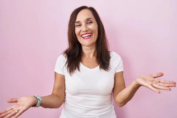 Middelbare Leeftijd Brunette Vrouw Staan Roze Achtergrond Glimlachend Vrolijk Met — Stockfoto