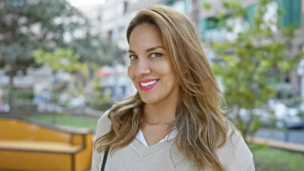 Portrett Smilende Ung Hispanic Kvinne Utendørs Urbant Park Setting Solrik – stockfoto