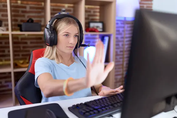 Junge Kaukasische Frau Die Videospiele Mit Kopfhörern Spielt Hört Auf — Stockfoto
