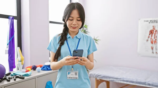 Joven Mujer Asiática Terapeuta Clínica Rehabilitación Con Teléfono Inteligente Habitación — Foto de Stock