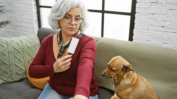 Volwassen Vrouw Gebruikt Een Pluisrol Haar Trui Met Haar Hond — Stockfoto