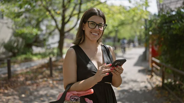 Vakker Ung Hispanic Kvinne Nyter Kyoto Byens Gater Lykkelig Teksting – stockfoto