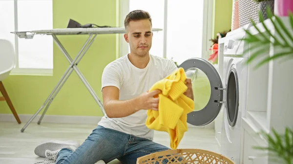 Snygg Man Fällbara Tvätt Ett Ljust Hem Interiör Nära Tvättmaskin — Stockfoto