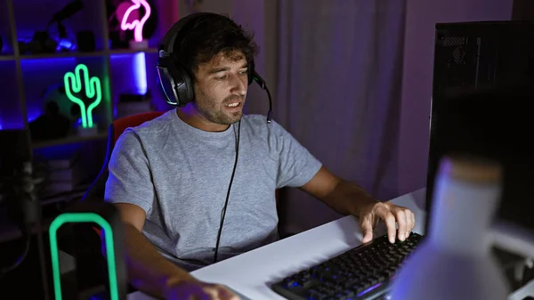 Focused Man Gaming Dark Room Neon Lights Headphones Intensely Looking — Stock Photo, Image