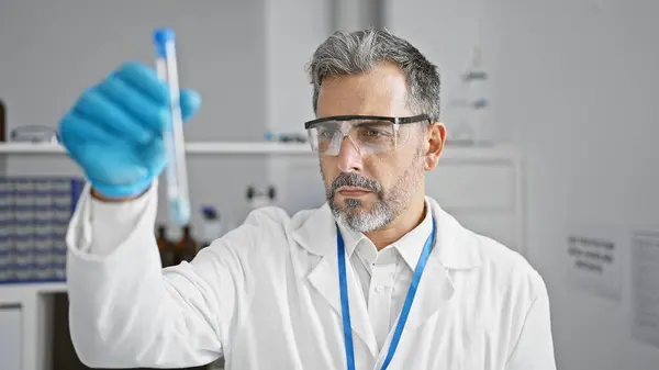 Homem Hispânico Jovem Atraente Químico Cabelos Grisalhos Concentrando Medição Líquido — Fotografia de Stock