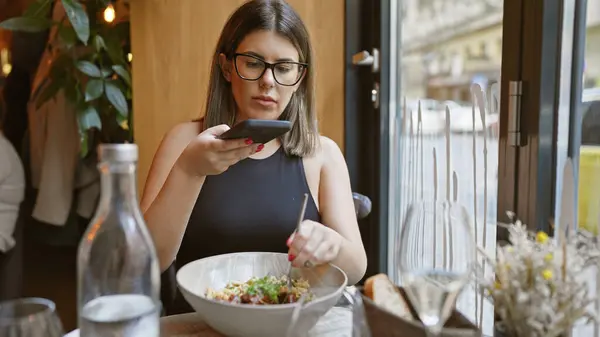 Young Woman Dining Alone Modern Cafe Browsing Her Smartphone While — Stock Photo, Image