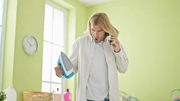 Hombre Sorprendido Sosteniendo Una Plancha Teléfono Una Lavandería — Foto de Stock