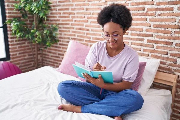 Afrikansk Amerikansk Kvinna Skriver Anteckningsbok Sitter Sängen Sovrummet — Stockfoto