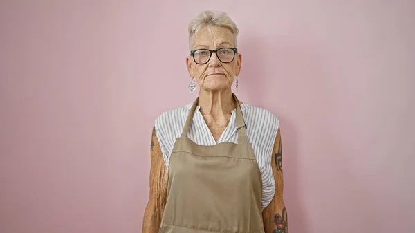 Grauhaarige Frau Mittleren Alters Mit Ernstem Gesicht Steht Allein Vor — Stockfoto