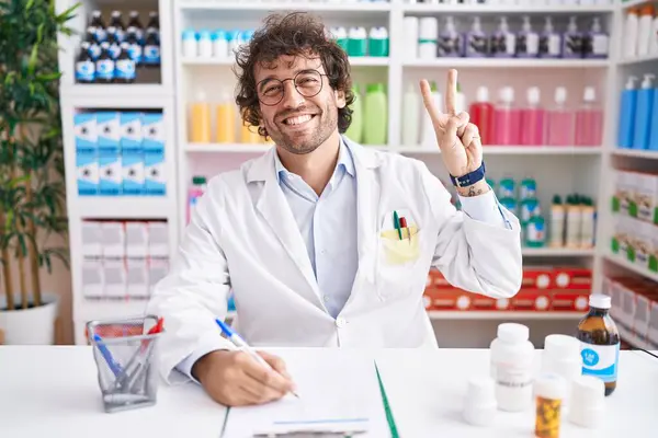 Jeune Homme Hispanique Travaillant Pharmacie Pharmacie Souriant Regardant Caméra Montrant — Photo