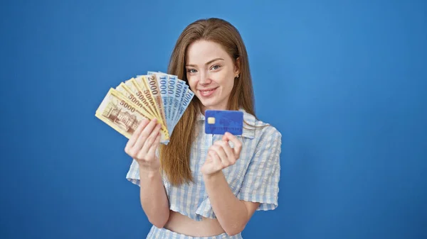 Joven Mujer Rubia Sonriendo Confiada Sosteniendo Hungary Forint Billetes Tarjeta — Foto de Stock