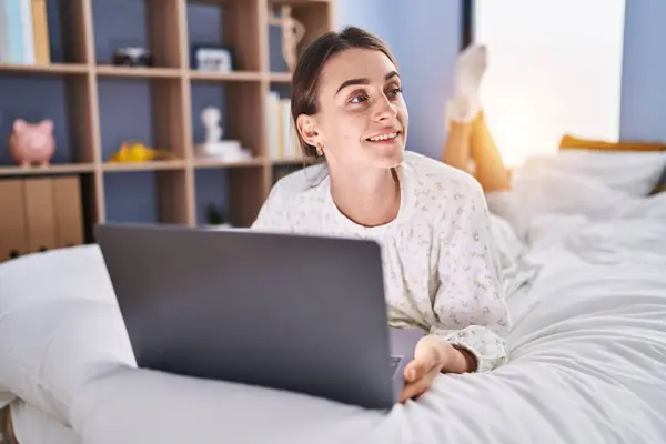Young Caucasian Woman Using Laptop Lying Bed Bedroom — Stockfoto