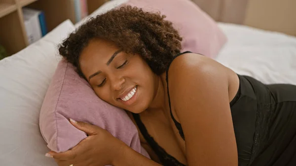 Afroamerykanka Relaksująca Się Sypialni Uśmiechem — Zdjęcie stockowe