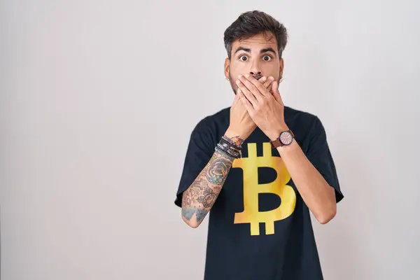 Jovem Hispânico Com Tatuagens Vestindo Camiseta Bitcoin Chocou Cobrindo Boca — Fotografia de Stock