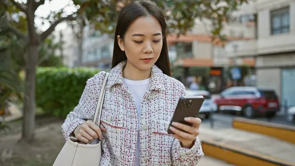 Joven Mujer Asiática Usando Smartphone Una Bulliciosa Calle Ciudad Rodeada — Foto de Stock