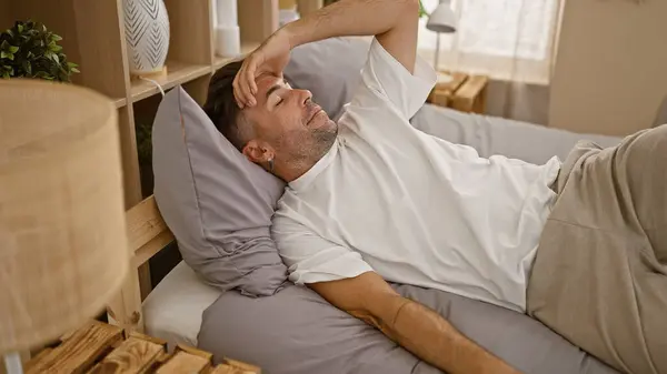 Homem Hispânico Jovem Atraente Estressado Exausto Deitado Cama Descansando Mas — Fotografia de Stock