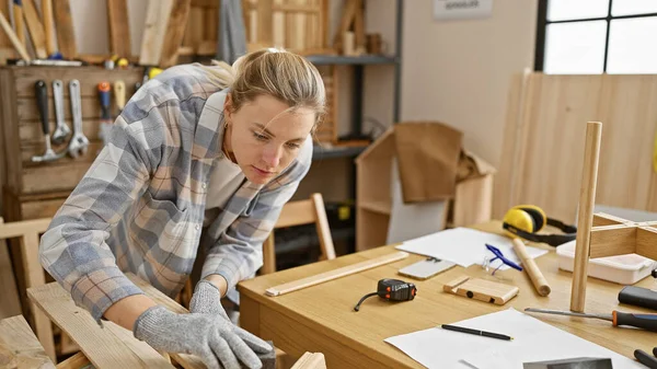 Focused Young Caucasian Woman Sands Wood Well Equipped Indoor Carpentry — Stock Photo, Image