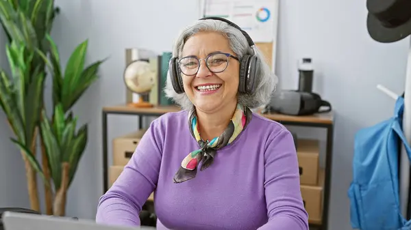 Mujer Madura Sonriente Con Auriculares Entorno Oficina Moderno Irradia Positividad —  Fotos de Stock