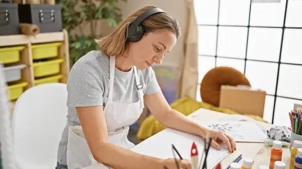 Aantrekkelijke Jonge Blonde Kunstenaar Verdiept Haar Tekening Muziek Stroomt Door — Stockfoto