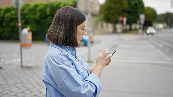 Jovem Bela Mulher Hispânica Usando Smartphone Nas Ruas Viena — Fotografia de Stock