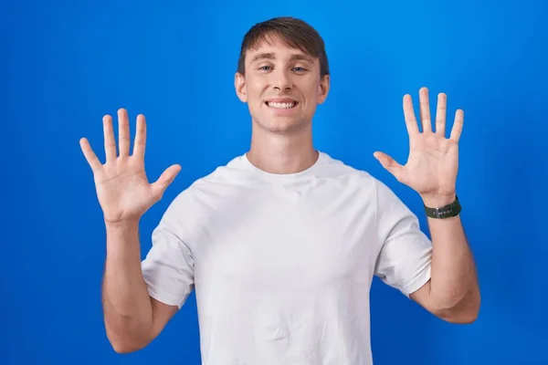 Caucasian Blond Man Standing Blue Background Showing Pointing Fingers Number — Stock Photo, Image