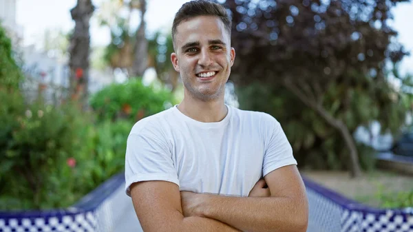 Jovem Hispânico Sorrindo Vestindo Uma Camisa Branca Fica Braços Cruzados — Fotografia de Stock