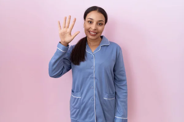 Ung Arabisk Kvinne Iført Blå Pyjamas Viser Peker Opp Med – stockfoto