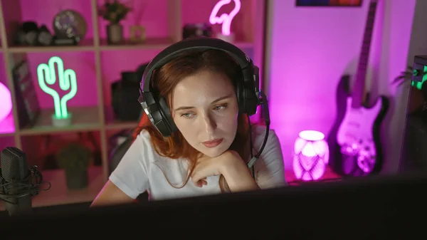Een Beschouwende Jonge Vrouw Met Koptelefoon Een Neon Verlichte Speelkamer — Stockfoto