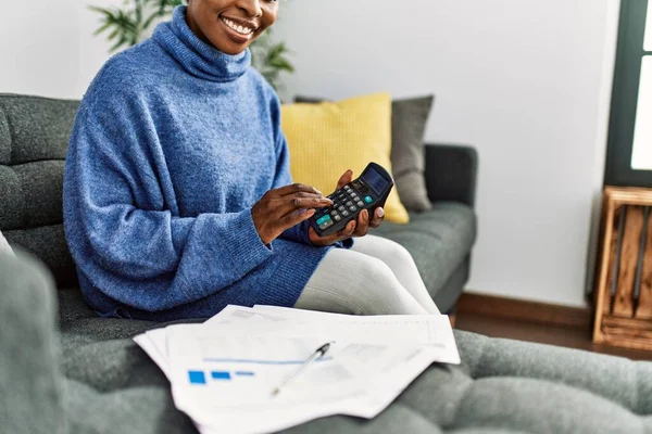 African American Woman Using Calculator Accounting Home —  Fotos de Stock