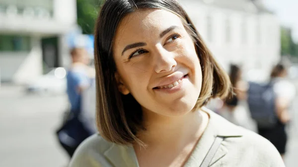 Ung Vacker Latinamerikansk Kvinna Ler Säker Stående Gatorna Wien — Stockfoto