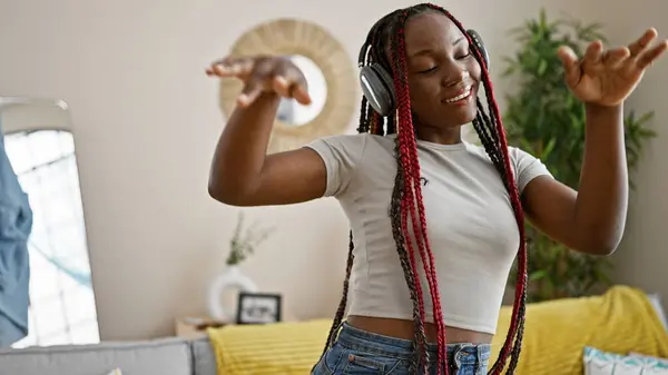 Vreugdevolle Afrikaanse Amerikaanse Vrouw Rockend Vlechten Luisteren Naar Muziek Dansen — Stockfoto