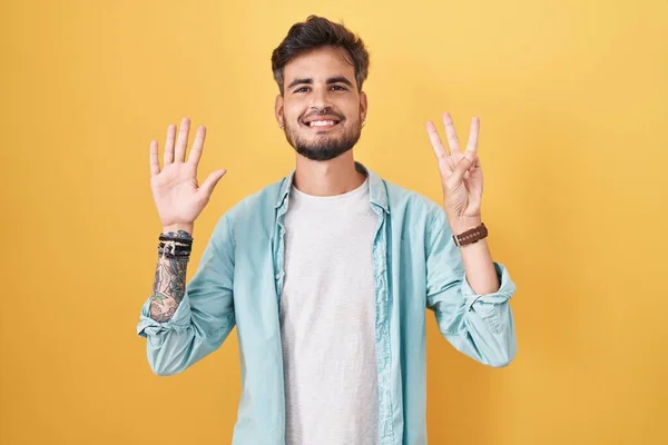Junger Hispanischer Mann Mit Tätowierungen Die Auf Gelbem Hintergrund Stehen — Stockfoto
