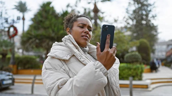 Ung Vuxen Kvinna Med Lockigt Hår Använder Smartphone Utomhus Stadsgata — Stockfoto