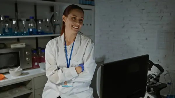 笑顔の女性科学者 装置を備えた実験室に立っている交差した腕 — ストック写真