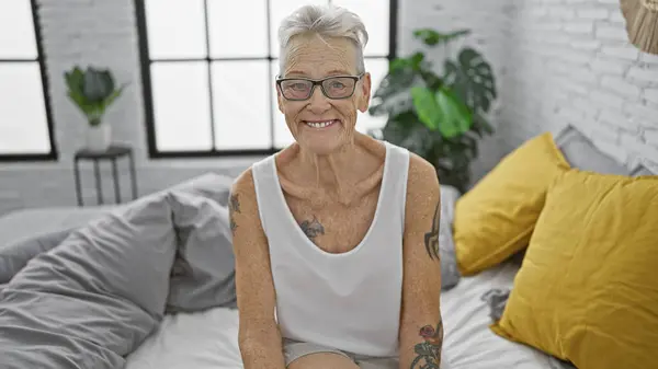 Pewna Siebie Siwowłosa Starsza Kobieta Afiszująca Się Krótkimi Włosami Okularami — Zdjęcie stockowe