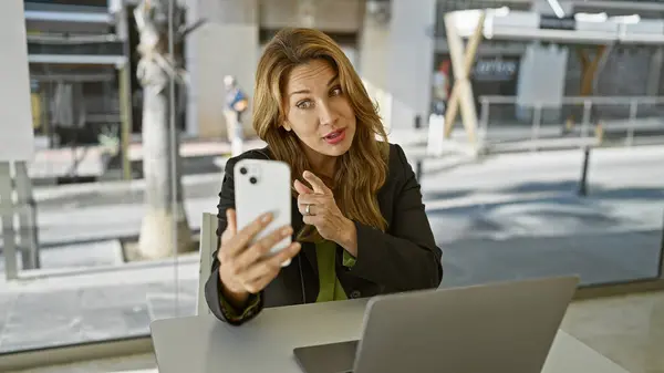 Ofisteki Profesyonel Bir Spanyol Kadın Elinde Akıllı Bir Telefonla Içeriden — Stok fotoğraf