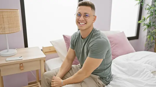 Gülümseyen Genç Spanyol Bir Adam Iyi Aydınlatılmış Bir Yatak Odasında — Stok fotoğraf