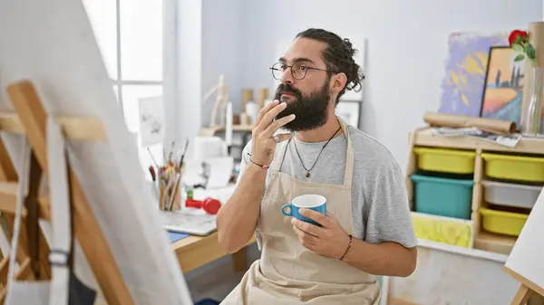 Thoughtful Bearded Man Glasses Apron Holding Mug Art Studio Full — Stock Photo, Image