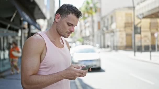 Joven Hombre Hispano Usando Smartphone Una Calle Soleada Ciudad — Vídeo de stock