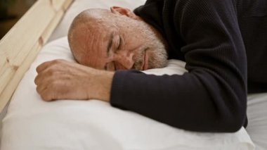 Sakallı, kel, evde, yatakta huzur içinde uyuyan, huzur ve sükunet tasvir eden yaşlı bir adam..
