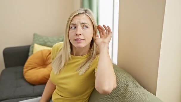 Mulher Loira Jovem Atraente Casa Mão Sobre Orelha Ouvindo Atentamente — Vídeo de Stock
