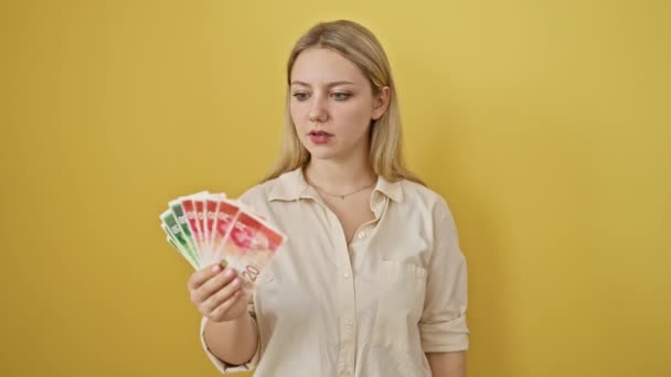 Şok Olmuş Sarışın Bir Kadın Elinde Srail Şekeri Banknotları Tutuyor — Stok video