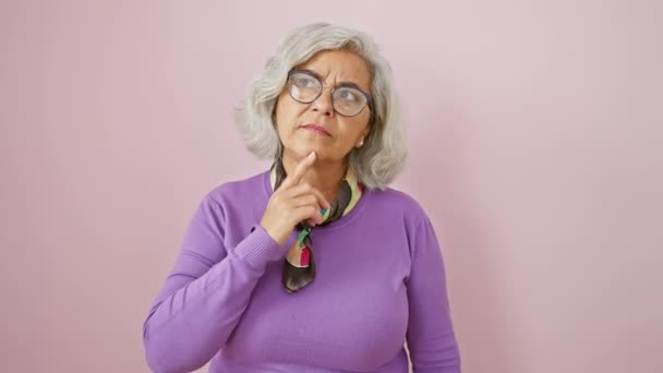 Dociekliwa Kobieta Średnim Wieku Siwe Włosy Noszące Okulary Pochłonięta Głęboką — Wideo stockowe