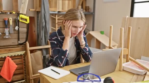 Zestresowana Kobieta Warsztacie Laptopem Koszulą Kratę Taśmą Pomiarową Rozważa Swój — Wideo stockowe