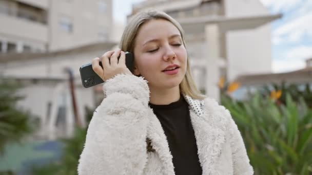 Mujer Rubia Usando Teléfono Inteligente Aire Libre Ropa Casual — Vídeos de Stock